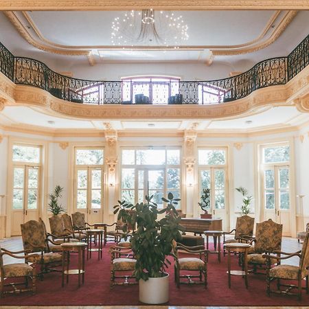 Terres De France - Appart'Hotel Le Splendid Allevard Exterior foto