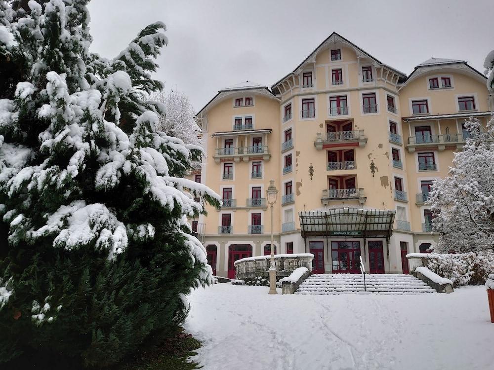 Terres De France - Appart'Hotel Le Splendid Allevard Exterior foto
