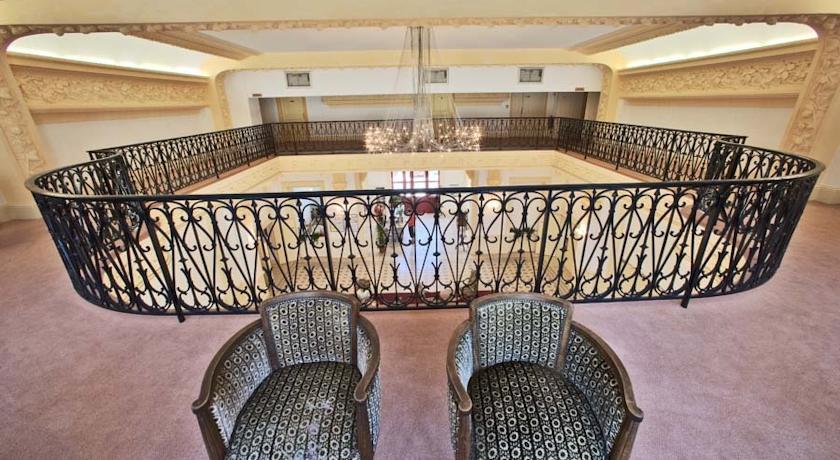 Terres De France - Appart'Hotel Le Splendid Allevard Exterior foto