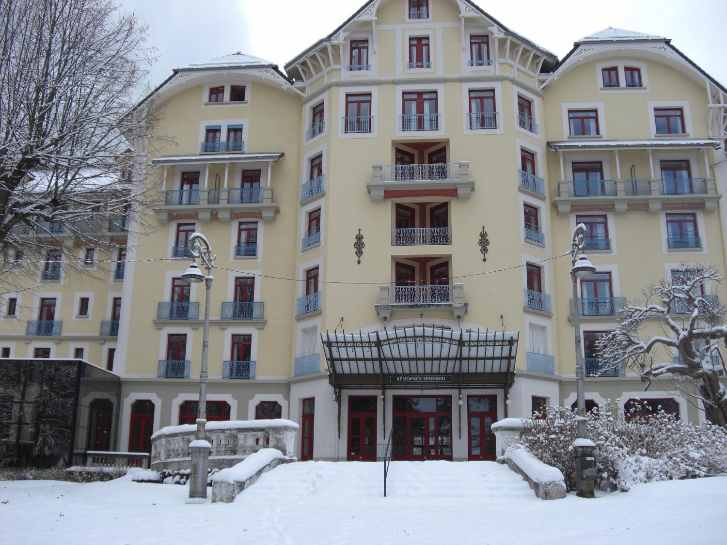 Terres De France - Appart'Hotel Le Splendid Allevard Exterior foto