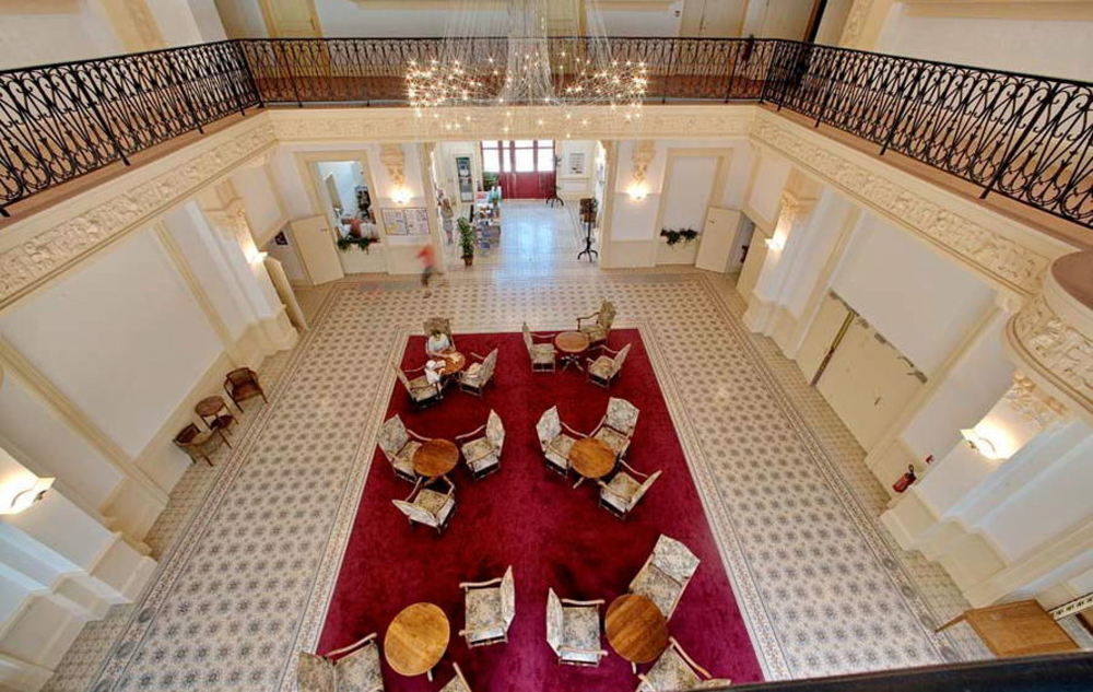 Terres De France - Appart'Hotel Le Splendid Allevard Exterior foto