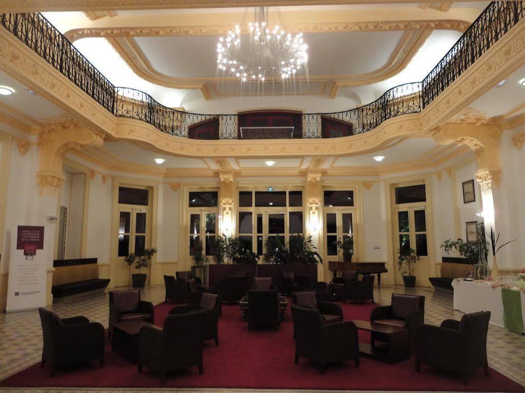 Terres De France - Appart'Hotel Le Splendid Allevard Exterior foto