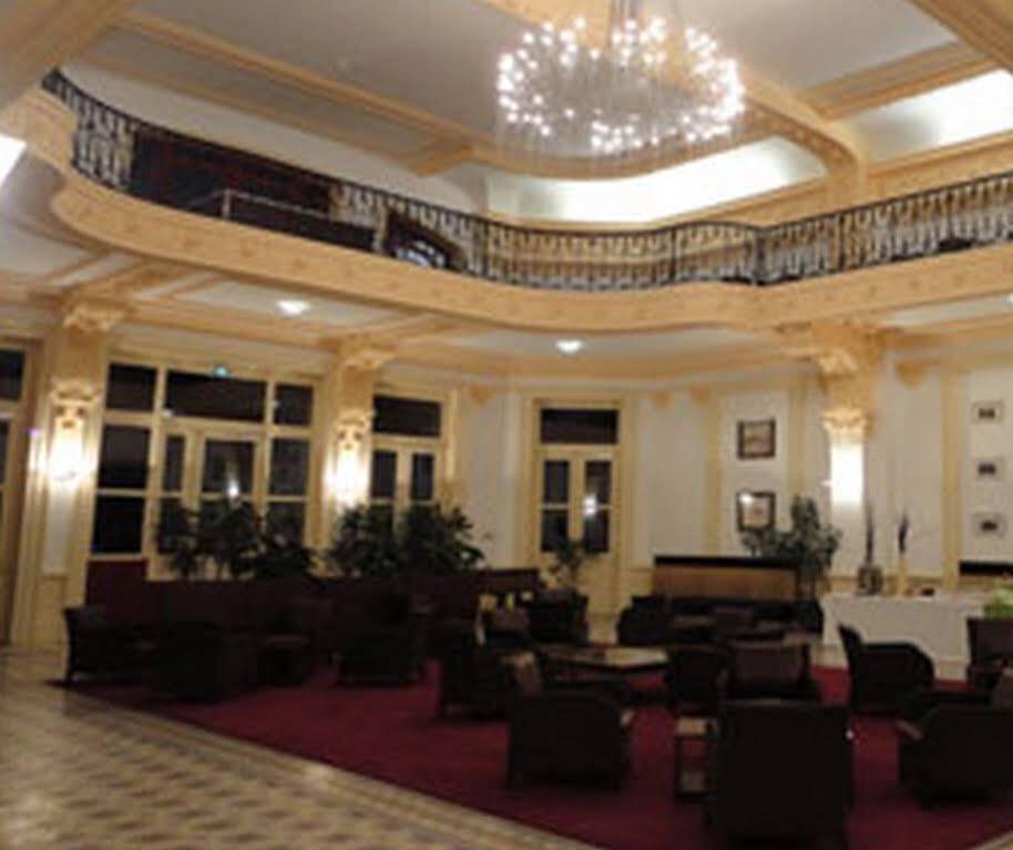 Terres De France - Appart'Hotel Le Splendid Allevard Exterior foto
